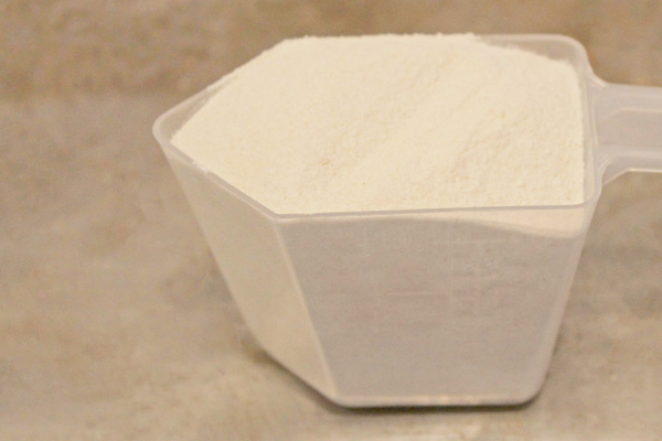 Photo of Mo'Milk powder in a measuring scoop
