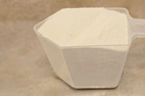 Photo of Mo'Milk powder in a measuring scoop